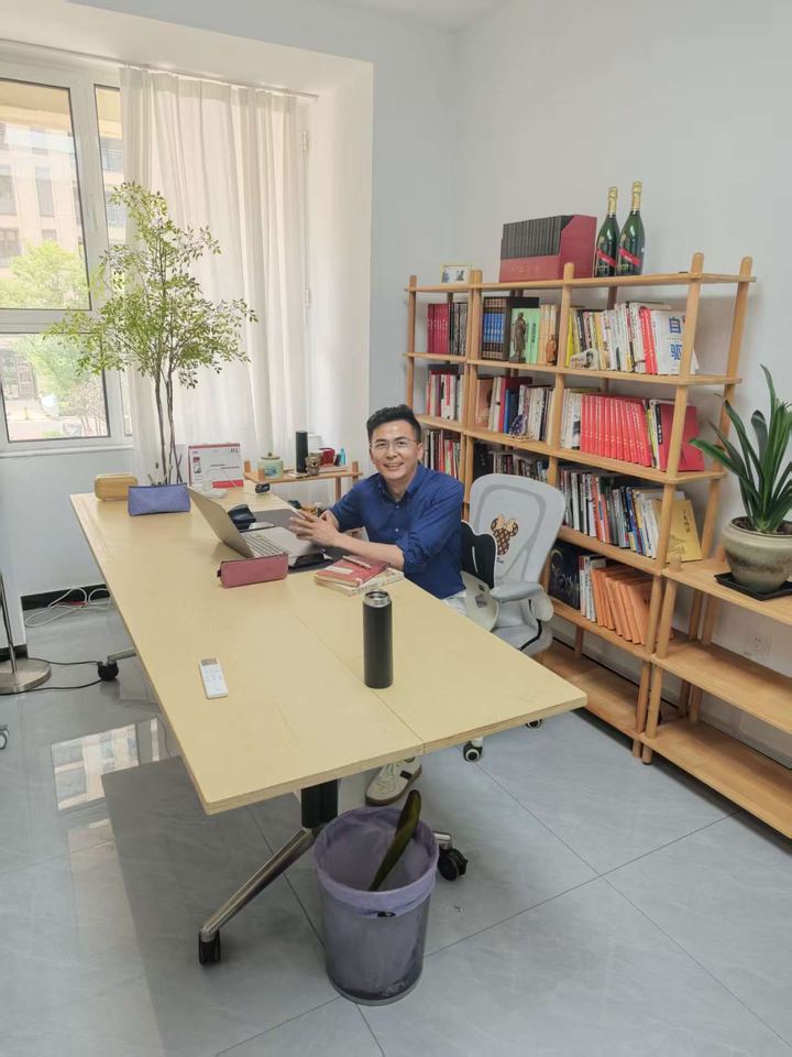 邦赢跨境新媒体负责人办公室实景 - 滕州市邦赢网络科技有限公司